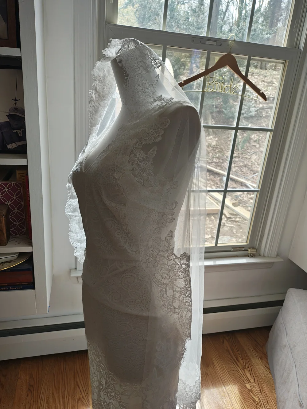 Elegant Mantilla Lace Edge Bridal Veil -  Creamy White - Picture 10 of 11